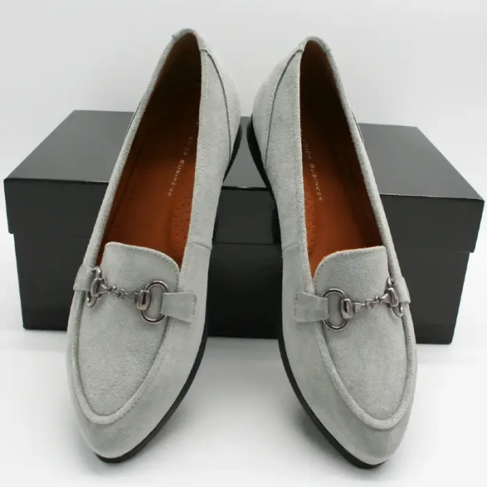 Foto Loafer hellgrau beide Schuhe angelehnt an schwarzen Schuhkarton_Modell 562