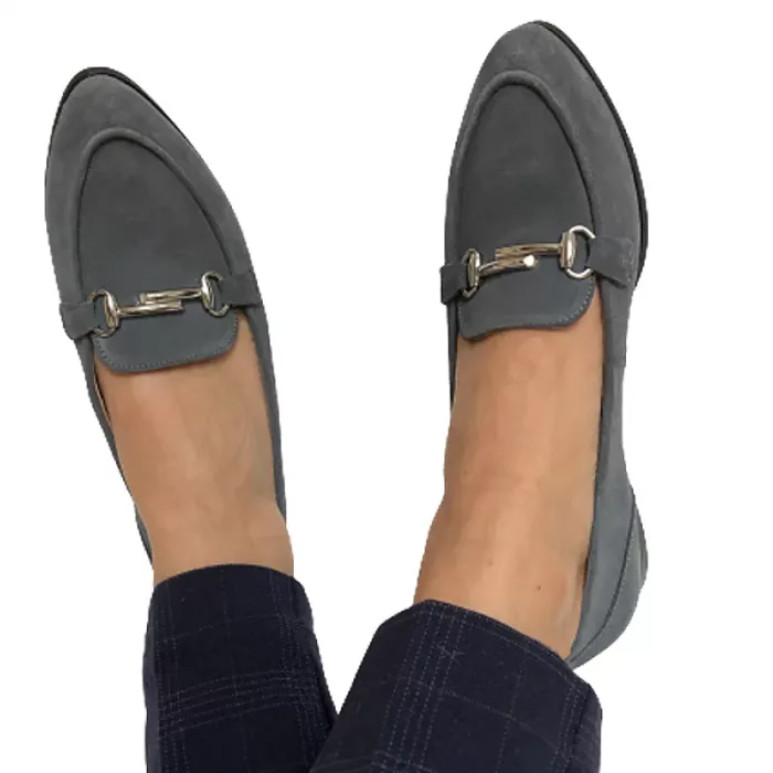 Graue Loafer Damen Schuhe an Füssen-Modell 563