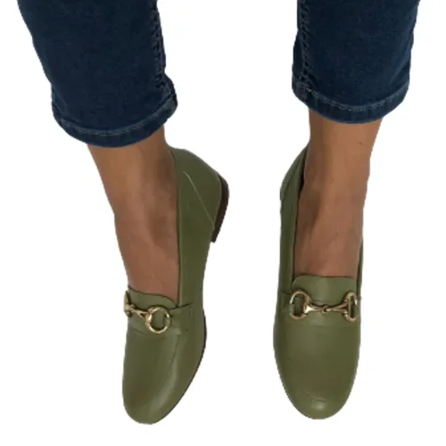 Loafer schilfgrün in Kombination mit Jeans_Modell 670