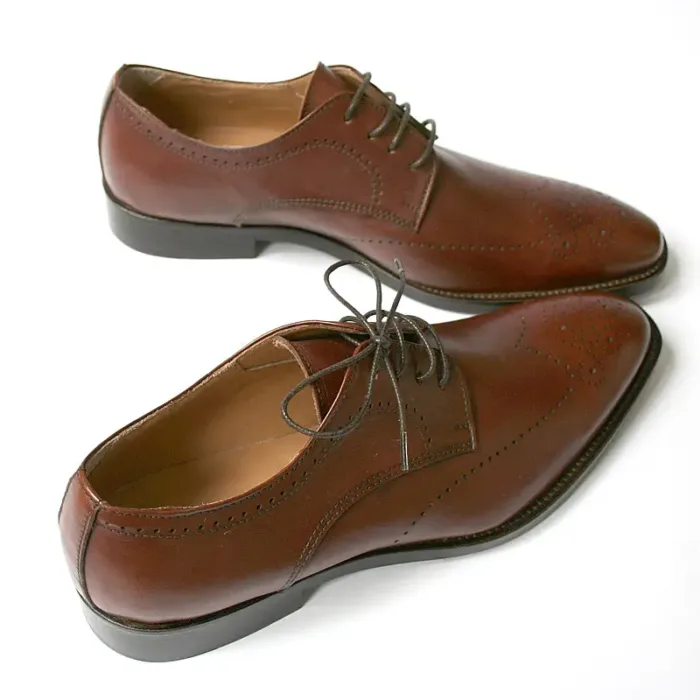 Abgerundet und maskulin brauner Herren Schnürschuh. Modell 221