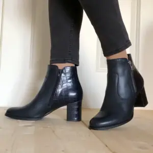 Blaue Stiefeletten elegant mit Kroko-Optik