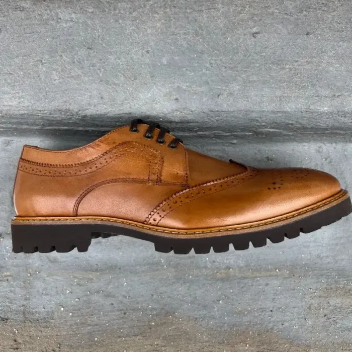 Budapester Cognac Herrenschuhe mit solider Gummisohle_Seitenansicht_ Modell 372