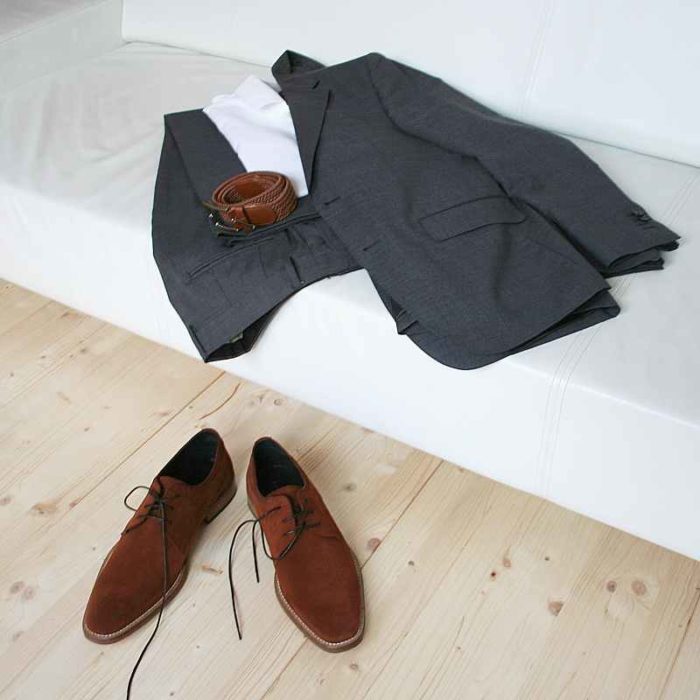 Foto Casual smart Herrenschuhe aus fuchsbraunem Rauleder vor Couch mit passendem Anzug_Modell 322