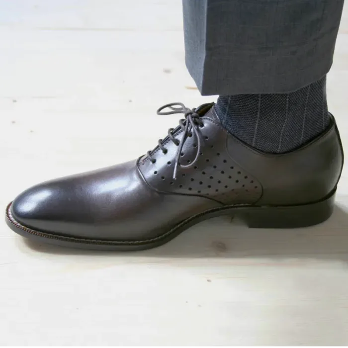 Dezent modisch Herren Oxford in Dunkelbraun mit grauem Anzug_Modell 122