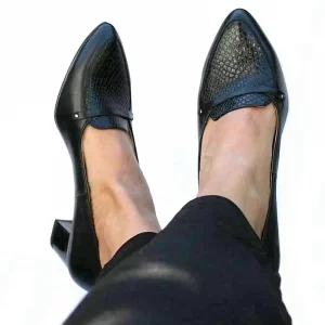 Foto Elegante Damenschuhe an Beinen schwarz mit Schlangenmuster an der Spitze - Modell 511
