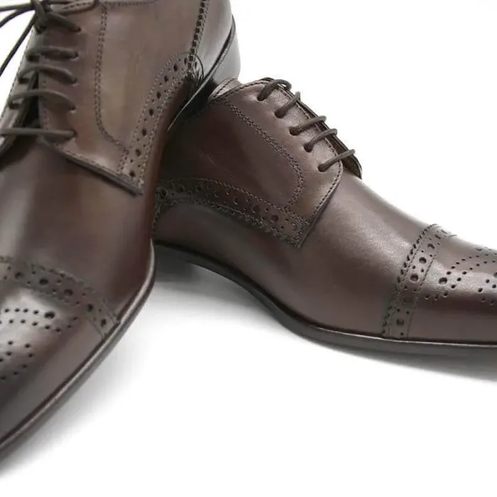 Half Brogue Herrenschuh Dunkelbraun mit leichten Schattierungen und eleganter  Lochverzierung_Modell 135