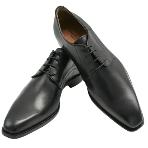 Italienischer Derby mit Feinschliff. Schwarzer Herrenschuh aus Leder. Modell 110