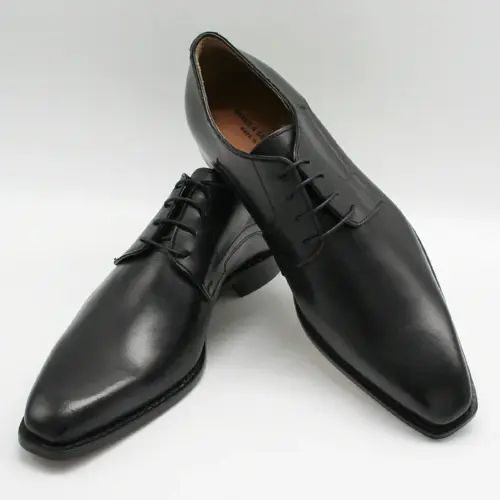 Italienischer Derby mit Feinschliff. Schwarzer Herrenschuh aus Leder. Modell 110