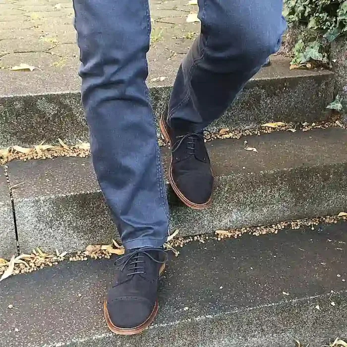 Legere elegant dunkelblaue Wildlederschuhe mit dunkler Jeans kombiniert Modell 353