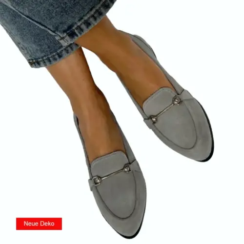 Loafer hellgrau mit Deko barfuß getragen mit Jeans_Modell 562