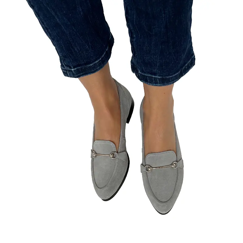 Loafer hellgrau barfuß getragen mit dunkler Jeans_Modell 562