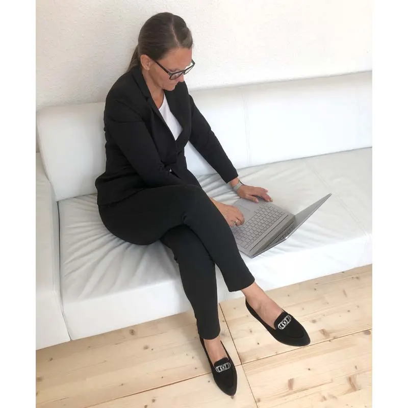 Loafer schwarz mit silberner Metallapplikation getragen mit schwarzer Hose Modell 516