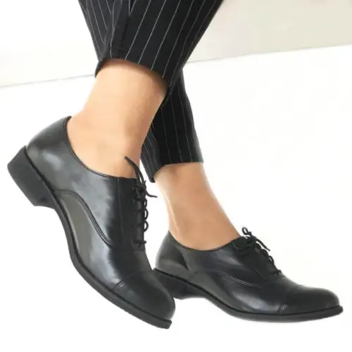 Oxford Schuhe Damen aus schwarzem Leder – elegante Schnürschuhe an den Füßen einer Dame_Modell 517