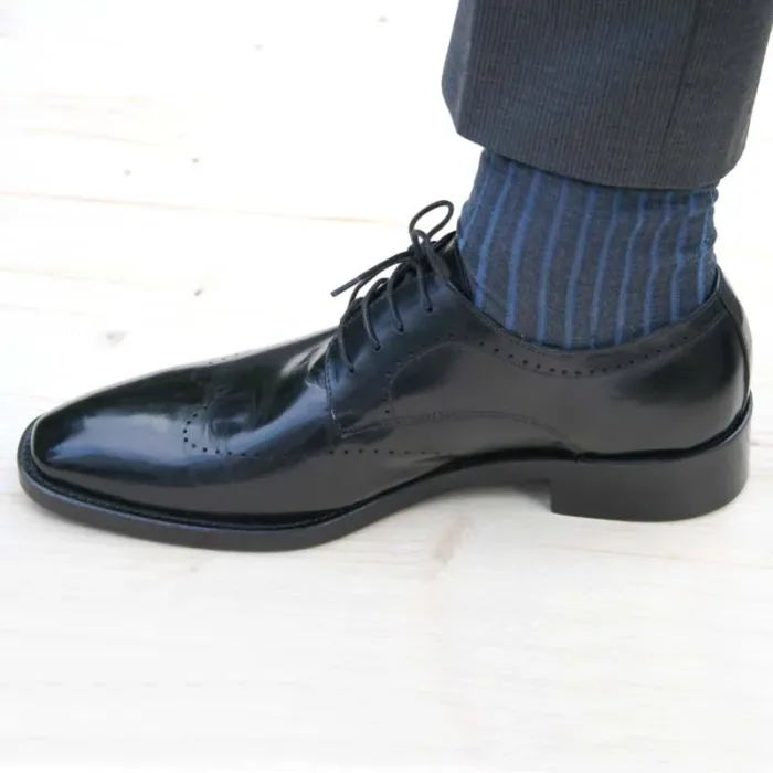 Professioneller Allrounder schwarzer Herrenschuh mit gestreiften Socken und Anzughose kombiniert_Modell 213