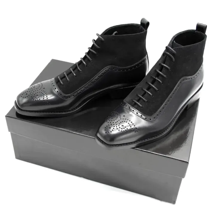 Schnürstiefelette schwarz auf schwarzem Schuhkarton_Modell 413