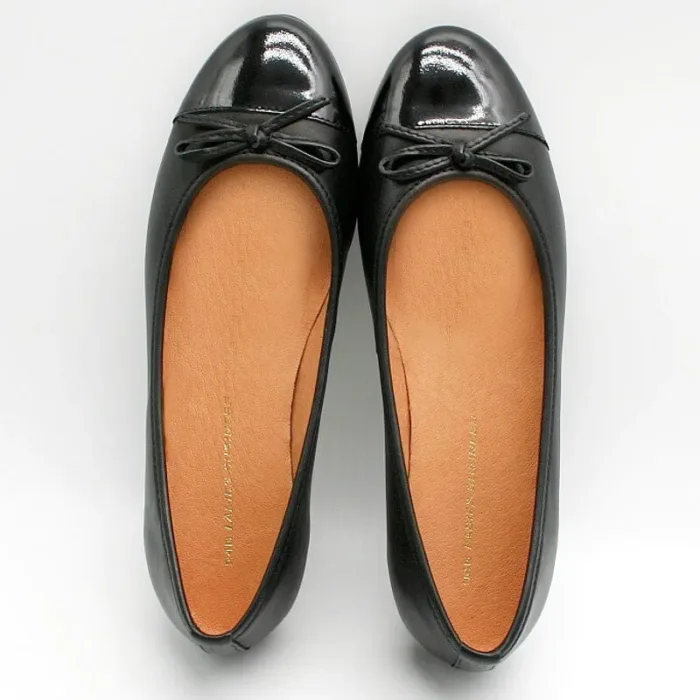 Schwarze Ballerinas mit Lackdetail an runder Schuhspitze und dekorativer Schleife_Modell 403