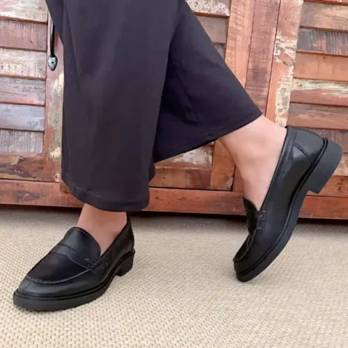 Schwarze Penny Loafer mit Hose_Modell