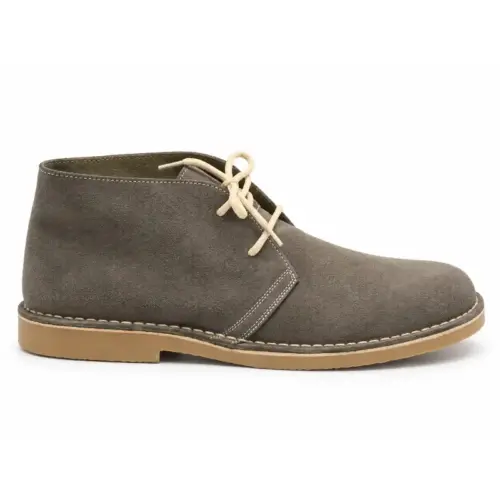 Graue Chukka Boots aus Wildleder, Seitenansicht mit Kontrastnähten und heller Sohle