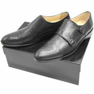 Foto von zwei schwarzen Monk Herrenschuhen auf schwarzem Schuhkarton - Modell Monk Business 305