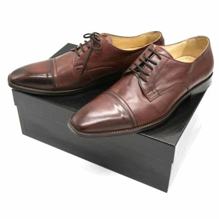 Foto von zwei braunen Herrenschuhen auf schwarzem Schuhkarton - Modell Business international 328