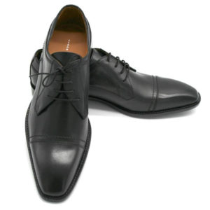 Foto Italienische Herrenschuhe schwarz mit Zehenkappe und markanter Sohle. Der rechte Schuh zeigt nach vorn und ist auf dem Linken abgestützt, der nach rechts zeigt_Modell 112