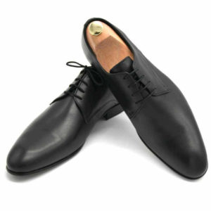 Foto von zwei schwarzen Herrenschuhen einer mit Schuhspanner mit goldenem Knauf - Modell Alltagsfavorit Herrenschuh 304