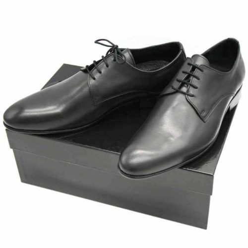 Foto von zwei schwarzen Herrenschuhen auf schwarzem Schuhkarton - Modell Alltagsfavorit 304