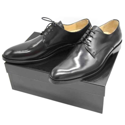 Foto von zwei schwarzen, polierten Herrenschuhen auf schwarzem Schuhkarton - Modell Business Klasse 306