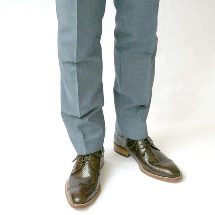 Foto-Zwei braune Herrenschuhe mit Teilperforation und gemusterter Zehenkappe mit hellblauen Anzughosenbeinen-6
