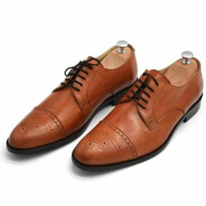 Foto von zwei cognacfarbenen Herrenschuhen beide mit Schuhspannern mit silbernem Knauf, nach vorne links weisend - Modell Business italienisch 327