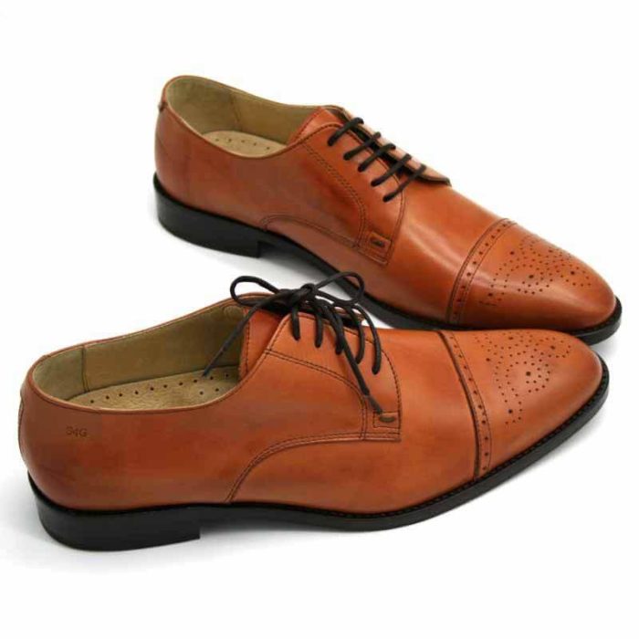 Foto von zwei cognacfarbenen Herrenschuhen beide nach rechts weisend mit den Schuhspitzen schräg zusammen - Modell Business italienisch 327