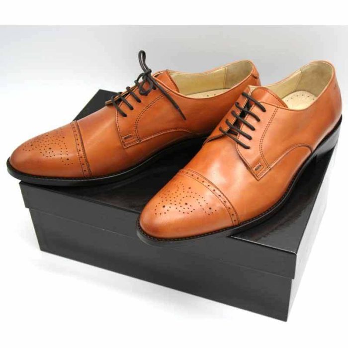 Foto von zwei cognacfarbenen Herrenschuhen auf schwarzem Schuhkarton - Modell Business italienisch 327