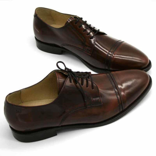 Foto von zwei braunen, schwarz changierenden Herrenschuhen beide nach rechts weisend mit den Schuhspitzen schräg zusammen - Modell Premium Klasse 329