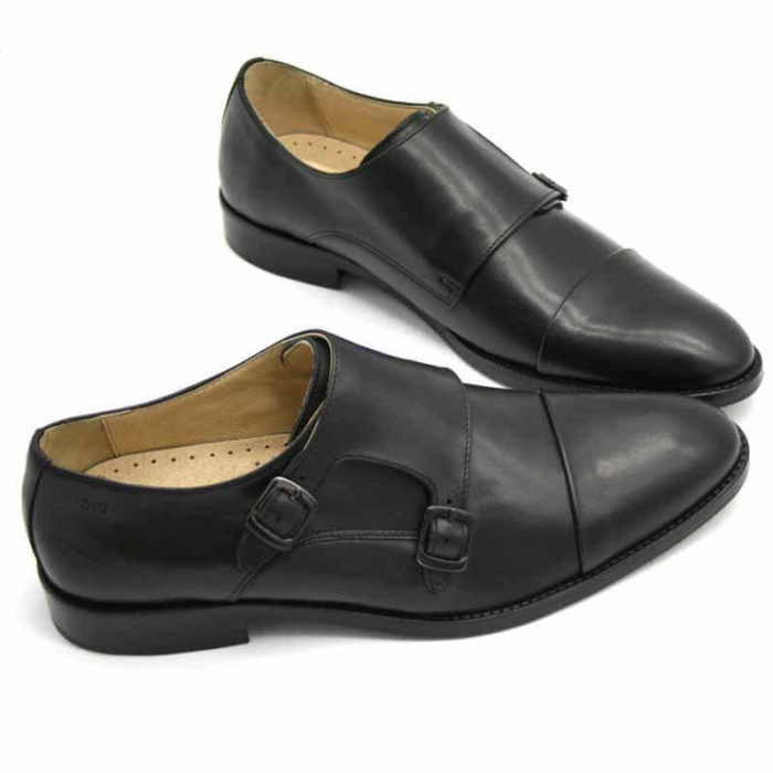 Foto von zwei schwarzen Monk Herrenschuhen beide nach rechts weisend mit den Schuhspitzen schräg zusammen - Modell Monk Business 305