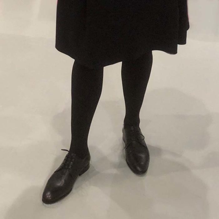 Foto zeigt Damenbeine mit dunkler Strumpfhose und Rock mit Damen Schnürschuh Modell 404