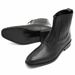 Foto von zwei schwarzen Stiefeletten mit Reißverschluß vorne und flachem Absatz auf dunkelbraunem Schuhkarton. Modell: 411-Schwarze Stiefelette_2