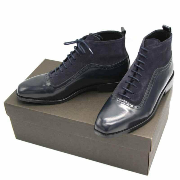 Foto von dunkelblauer Schnürstiefelette aus poliertem Leder und aus Raulder. Beide Stiefeletten auf dunkelbraunem Schuhkarton. Modell 451-Schnürstiefelette_2