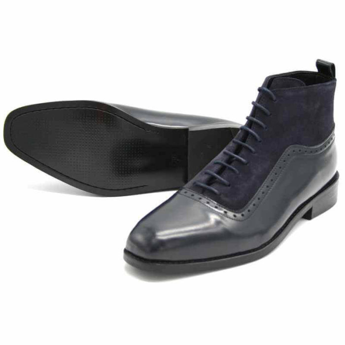 Foto von dunkelblauer Schnürstiefelette aus poliertem Leder und aus Raulder. Beide Stiefeletten auf dunkelbraunem Schuhkarton. Modell 451-Schnürstiefelette_3