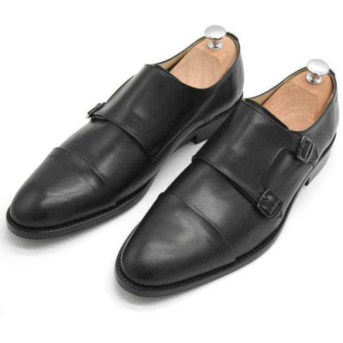 Foto von zwei schwarzen Monk Herrenschuhen beide mit Schuhspannern mit silbernem Knauf, nach vorne links weisend - Modell Monk Business 305