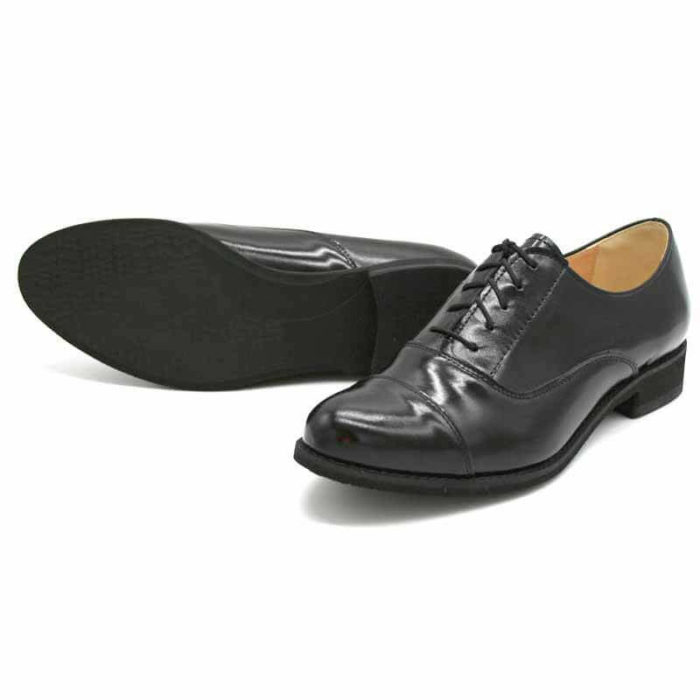 Foto von zwei schwarzen Oxford Schnürschuhen für Damen auf dunkelbraunem Schuhkarton. Modell 512-Damen Oxford_3