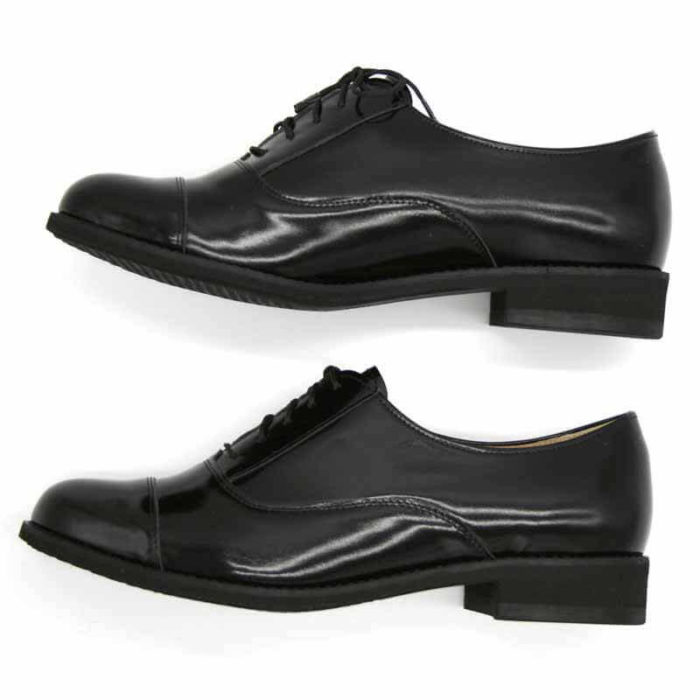 Foto von zwei schwarzen Oxford Schnürschuhen für Damen. Einer liegend, so dass die schwarze Laufsohle zu sehen ist, der andere nach vorne weisend. Modell 512-Damen Oxford_3