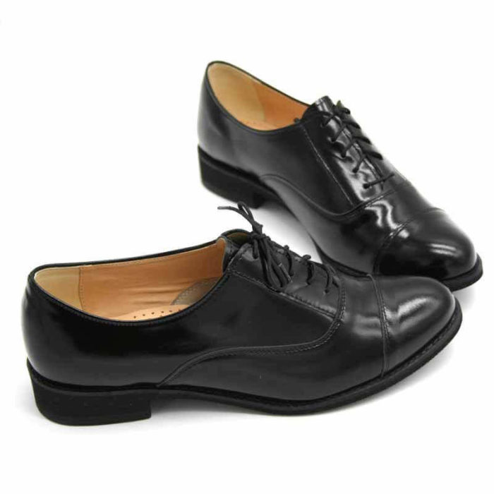 Foto von zwei schwarzen Oxford Schnürschuhen für Damen. Beide nach links zeigend, übereinander. Modell 512-Damen Oxford_5