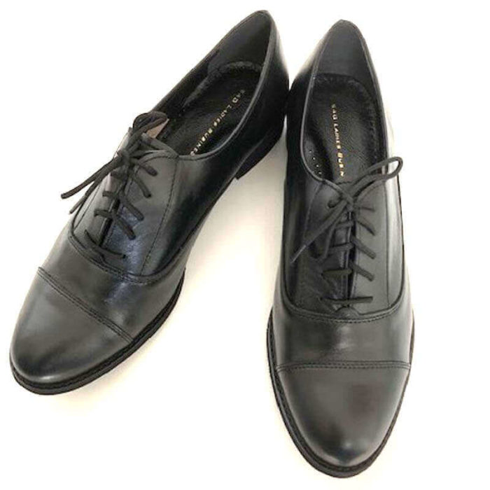Foto von zwei Schnürschuhen Modell Oxford Schuhe Damen in Schwarz; - Ansicht von oben -Modell 517 Oxford Schuhe Damen