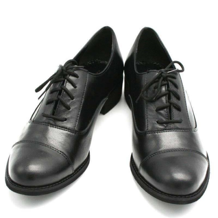 Foto von zwei Schnürschuhen Modell Oxford Schuhe Damen in Schwarz - Ansicht von vorne -Modell 517 Oxford Schuhe Damen