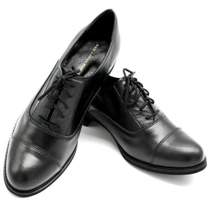 Foto von zwei Schnürschuhen Modell Oxford Schuhe Damen in Schwarz- einer auf dem anderen schräg abgestellt-Modell 517 Oxford Schuhe Damen