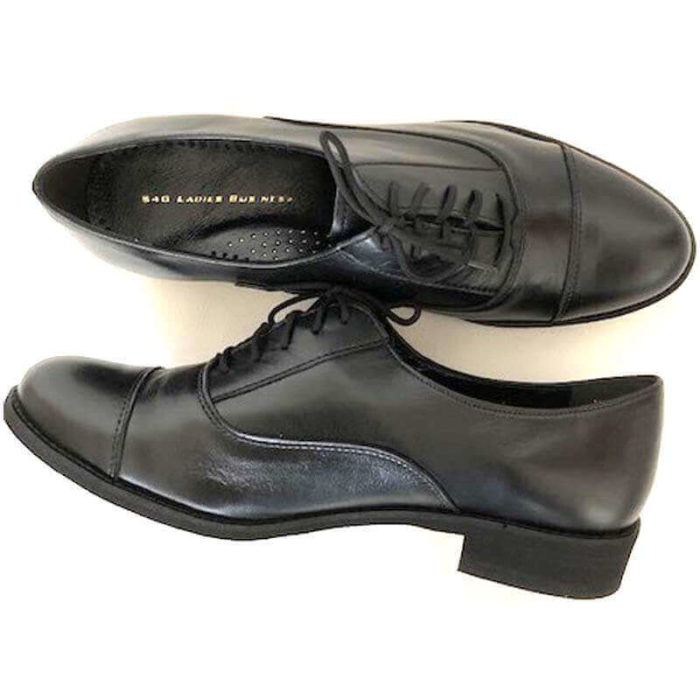 Foto von zwei Schnürschuhen Modell Oxford Schuhe Damen in Schwarz - Ansicht von oben, einer auf der Seite liegend-Modell 517 Oxford Schuhe Damen