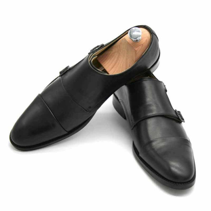 Foto von zwei schwarzen Monk Herrenschuhen einer mit Schuhspanner mit silbernem Knauf - Modell Monk Business 305