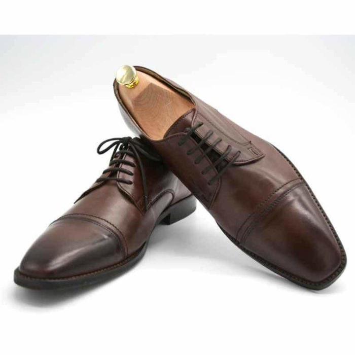 Foto von zwei braunen Herrenschuhen einer mit Schuhspanner mit goldenem Knauf - Modell Business international 328