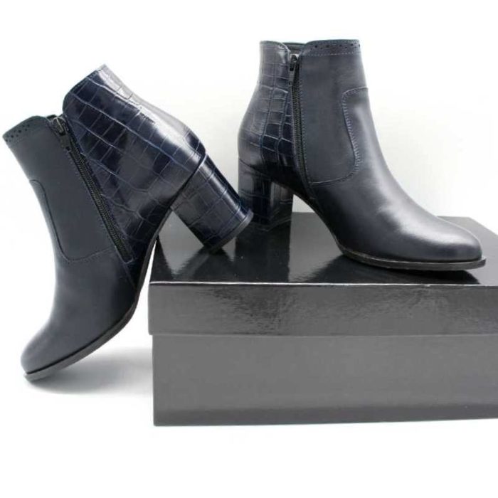 Foto zwei blaue Stiefeletten von der Seite an schwarzem Schuhkarton_Modell 750