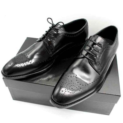 Foto zeigt Derby Herrenschuhe, die auf schwarzem Schuhkarton stehend_Modell 308